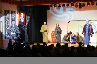 真庭・焼芝一座５０周年記念公演　力ある芝居と華やかな舞踊ショーで節目飾る【動画あり】