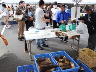 旬のタケノコ求め家族連れら行列　倉敷・真備船穂商工まつり