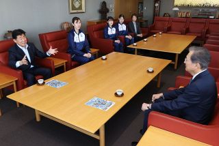 岡山シーガルズ「まずはプレーオフ進出を」　ＳＶリーグ開幕を前に選手、監督ら本社訪問