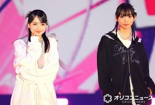 【ガルアワ】『ガッチャード』ヒロイン・松本麗世、スポーティーな姿に　河村ここあと仲良しハイタッチ