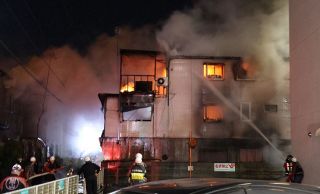岡山で民家２棟全焼　けが人なし