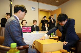 碁聖戦第１局始まる　岡山出身佐田七段、井山碁聖に挑む