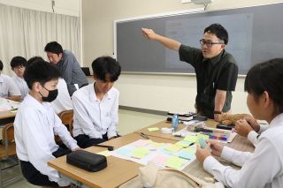 多様な職の魅力 講師６人から学ぶ　備前・日生中でキャリア教育講座