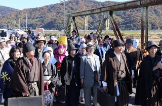 金田一ファン１４０人 倉敷市真備町地区に集結　名探偵ゆかりの〝聖地〟練り歩く