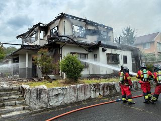 吉備中央町で民家全焼　けが人なし