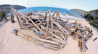 アートの旅へ 瀬戸芸２０２５年春（４）小豆島、豊島　地元の建材、漁具で女神