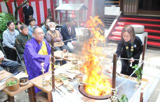 書道の上達願って筆供養　岡山・金剛寺で愛好家ら２０人参列