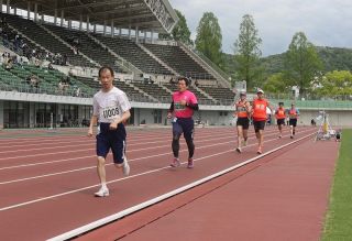 好記録目指し 陸上２３０人が熱戦　岡山県障害者スポーツ大会