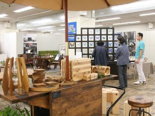 ヒノキの滑り台やチョウの標本箱　岡山高島屋、地元の木工品販売
