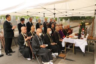 真言宗３２寺院が無縁仏を供養　笠岡市相生墓園で法会