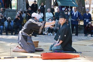ユーモラスな神事で五穀豊穣願う　岡山・鏡野で「お田植祭」