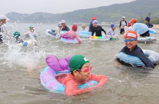 倉敷・沙美海水浴場で海開き　岡山県トップ 初泳ぎに歓声