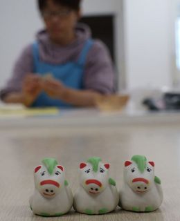 干支の午、癒やし系の焼き物に　福山の福祉事業所、艮神社で頒布