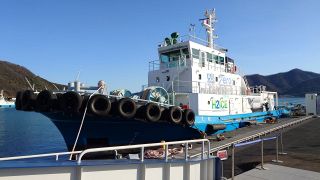 世界初「ゼロカーボン航行」成功　常石造船建造の水素燃料タグボート