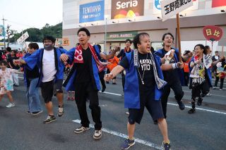 軽やか地踊り・かっからか　玉野まつりに１９団体登場