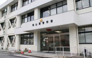 コンビニ駐車場で暴行 ３人逃走　福山西署 強盗致傷とみて行方追う