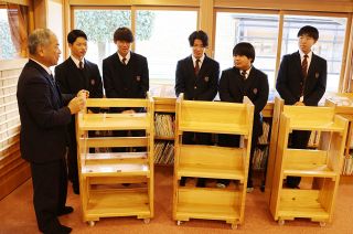 県産ヒノキで本棚製作　勝間田高生 勝央図書館に寄贈