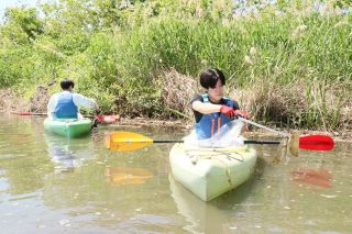 カヌーで川ごみ回収 愛好者ら５５人　笹ケ瀬川、足守川合流点