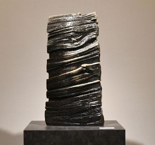 モダンな造形 円熟の境地　備前焼の伊勢崎淳さん 岡山で文化功労者記念展