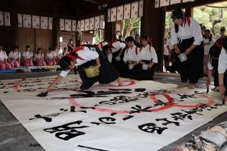 世界平和を願い揮毫 　岡山県内の高校生 護国神社で奉納