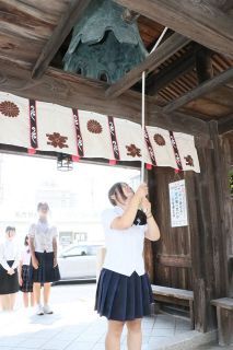 平和願い鐘突く　岡山・長泉寺でユネスコ協