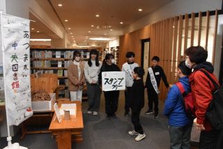 真庭・勝山小６年生が図書館運営　館内ツアーや読み聞かせ 催し多彩