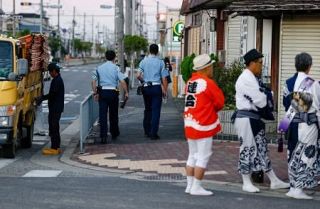だんじり横転相次ぐ、２人死亡　大阪、祭り関係者１６人負傷