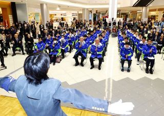 冬季国スポ 県選手団が士気高める　選手ら１００人、岡山で壮行催し