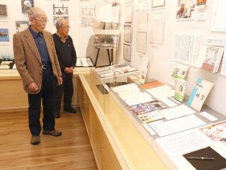 小川洋子さんにスポット 企画展　浅口 構想ノートや海外出版作並ぶ