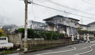 福山で民家全焼、隣接住宅も焼く　けが人なし