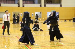 中学時代の仲間と熱戦　和気で同窓会剣道大会