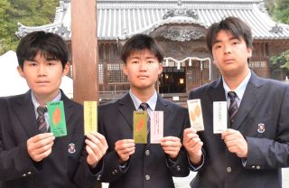 落ちない葉で合格を 和気閑谷高１年生　和気神社にしおり奉納 元日から受験生にプレゼント