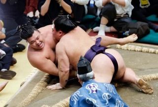綱とり霧島、苦しい２敗目　大の里、熱海富士ら１敗守る