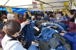 ジーンズや子ども服を品定め　倉敷・児島で恒例の「＃せんいさい」