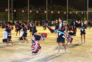 岡山県重要無形民俗文化財の傘踊り 優美に　笠岡・大島地区の小中学生ら