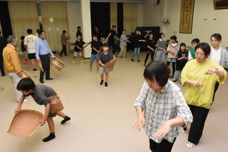 ユネスコ無形文化遺産の大宮踊練習会　真庭・所作や歌声磨く