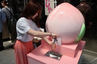 蛇口ひねれば岡山県産白桃ジュース　桃形タンク「ももじゃ」 表町商店街に登場