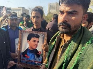 【パキスタン自爆テロ】父を奪われ、やまぬ怒り　脳裏離れぬ集団礼拝の惨状