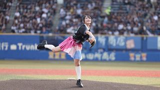 AKB48佐藤綺星「一番の思い出に」　ユニ＆ミニスカ姿で始球式「なんでこんなにかわいいんだ…」