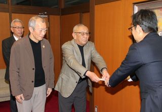 「まちのために活用を」玉野市へ５０万円寄付　再生原料協組