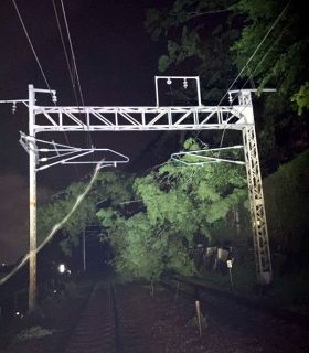 山陽線で倒木 緊急停止、電線損傷　和気―熊山 ２日間で１.４万人影響
