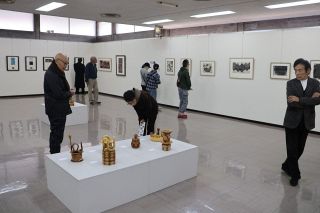 倉敷市立美術館で新鋭作家展　備前焼や銅版画 ７人８０点 １４日まで