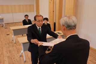 当選者に証書付与　新庄村長選と村議補選 