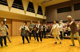 赤磐・備前四ツ拍子を知って　保存会メンバー踊りを指導