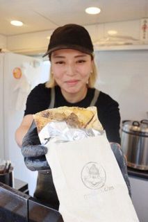 キッチンカー参上・ｇｒｕｕｕ.ｃｏｍ（岡山市）　片手で食べられる「ワンハンドピザ」