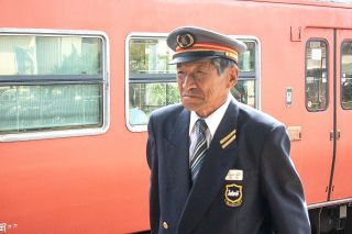 駅を利用する人をあたたかく迎える名誉駅長　松田研治さん