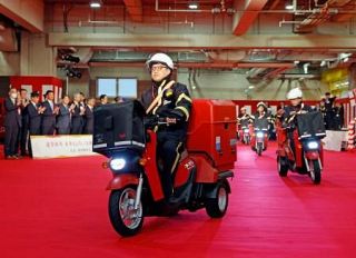 年賀状、新春の街へ　東京・新宿郵便局で出発式