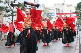 雨にも負けず「よさこい」　福山、約１１００人舞う