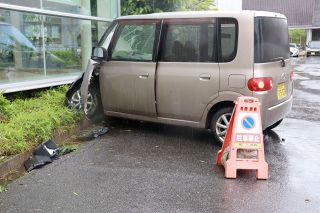 津山中央病院に車突っ込む　高齢夫妻がけが
