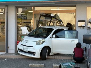 店舗に車突っ込む　岡山・津高のコインランドリー